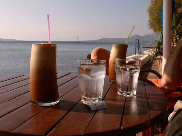 Un café sur la plage - Annick DEMOUZON
